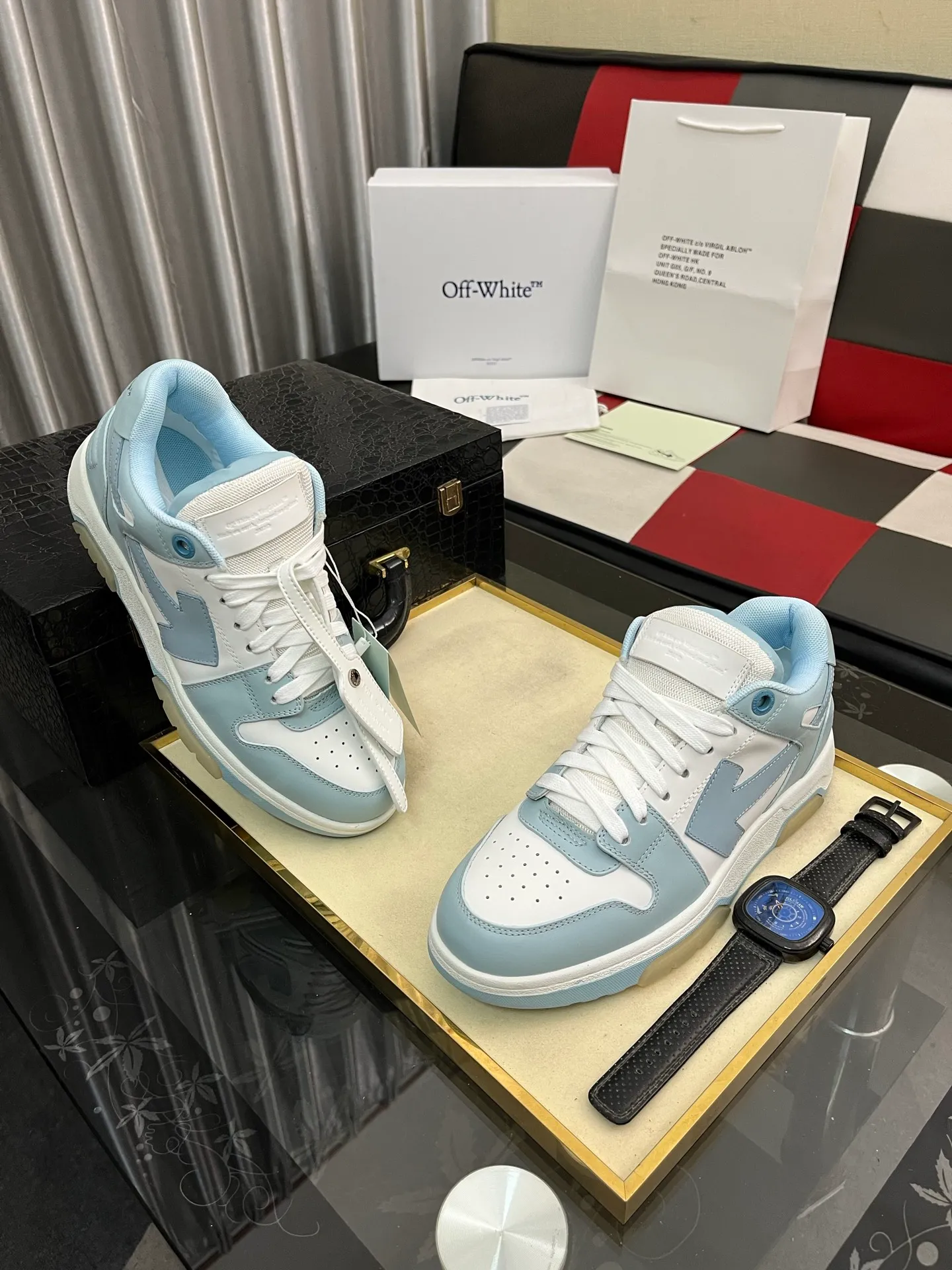 Men's shoes 💰600⌚️⌚️ OFF-White C/O VirGil Abloh fashionable and versatile casual shoes. Exclusive first release of the new model. Made of environmentally friendly cowhide leather and mesh fabric upper material. The insole is embedded with foam cushioning EVA material. The correct midsole is equipped with EVA lightweight cushioning. External tooth nail rubber outsole. The correct accessories can be customized simultaneously. Women's model: 35-40 Men's model: 39-45